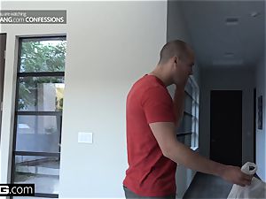 Makayla Cox surprises the delivery boy with a wet fuckbox